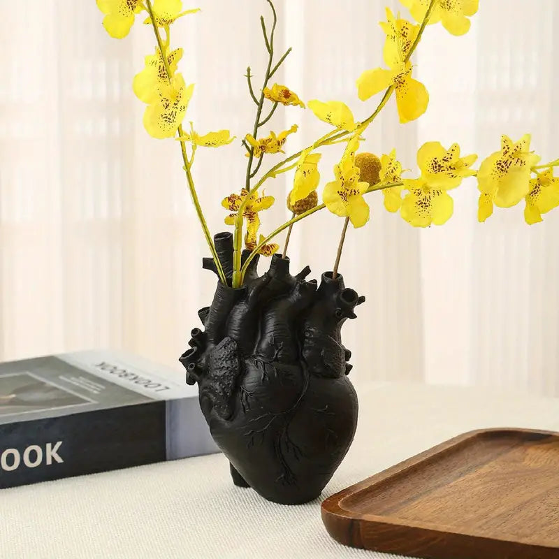 Herzförmige Blumenvase aus Keramik – 30 cm hoch in Rot, Schwarz, Weiß und Gold für romantische Akzente-3